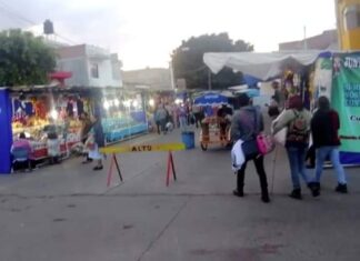 Comerciantes navideños semifijos en Valle de Santiago denuncian a su líder de cobros ilegales y de quedarse con los apoyos que les otorgan las autoridades.