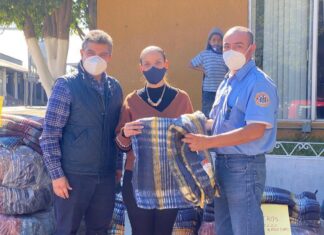 Manuel Granados y familia continuaron con la loable labor iniciada por sus padres de entrega de cobijas a las familias más desprotegidas de Valle de Santiago.