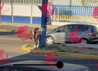 Amarran a un hombre desnudo en el Boulevard URIANGATO, dejan cartulinas con mensaje alusivo a un grupo delictivo.