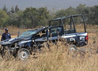 Volcadura de patrulla en URIANGATO dejo un saldo de un elemento lesionado y cuantiosos daños materiales.
