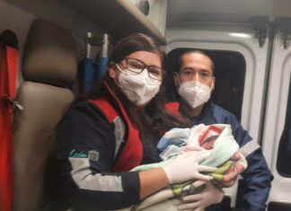 Paramédicos de Bomberos de León, ayudan en el nacimiento de un bebé.