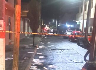 Muere motociclista después de impactarse con un poste en Uriangato.