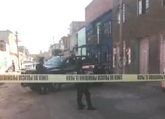 Madre e hijo fueron atacados a balazos en una reparadora de calzado en Celaya.