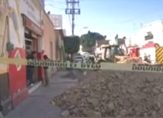Mueren dos trabajadores al derrumbarse parte de una zanja sobre ellos en Irapuato.