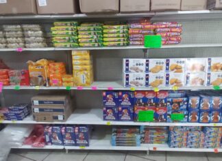 Dueños de dulcerías en URIANGATO, esperan repunten las ventas este seis de enero.