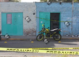 Dos hombres y una mujer fueron asesinados al interior de su domicilio en la calle Circuito Moroleón.