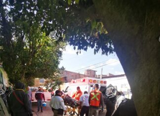 Un hombre tocó cables de alta tension en Moroleon, fue trasladado para su atención médica.