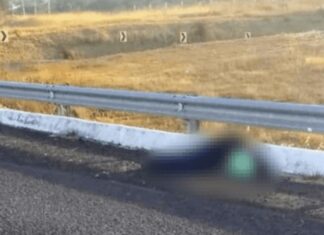 Un joven fue ejecutado en Copandaro Mich. , le dejan una cartulina con un mensaje alusivo a un grupo delincuencial.