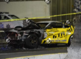 Sujetos desconocidos realizan disparos al aire e incendian un auto nuevo cerca de la Glorieta de la Amistad en los límites entre Moroleon y Uriangato.