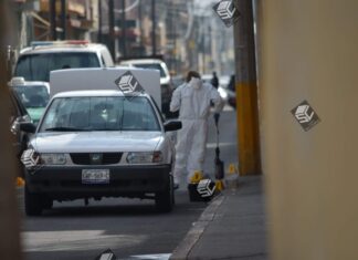 Maleantes le prenden fuego a un auto en la zona centro de Moroleon.