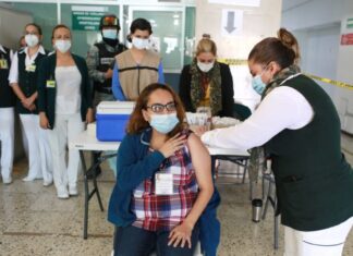 IMSS en primera etapa de vacunación protege al 31 por ciento de su personal en la entidad.