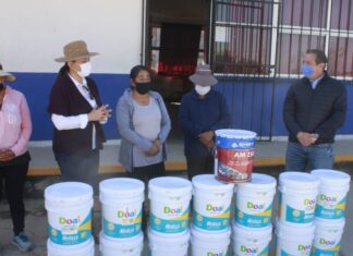 Autoridades municipales de Valle de Santiago realizaron la segunda entrega de material a planteles educativos.