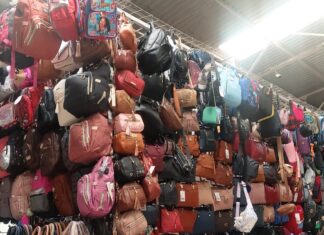 Este año es el peor para los comerciantes que se dedican a vender mochilas.