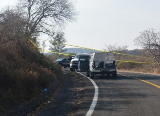 Un hombre fue asesinado a balazos abordo del vehículo que conducía en la carretera estatal Moroleon- Piñicuaro .