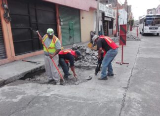 Continúa en cabecera municipal y comunidades el programa de bacheo en Valle de Santiago.