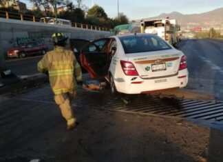 Taxi choca con objeto fijo, una mujer murió y el conductor resultó lesionado, en Morelia.