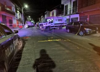 Ejecutan a mecánico y le clavan una cartulina en el pecho, en Morelia.