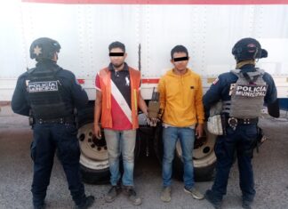 Policías de Celaya detienen a dos sujetos que descargaban mercancía de un tráiler, no acreditaron su propiedad.