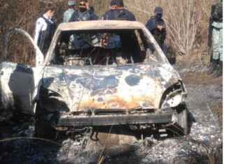 Encuentran los cuerpos sin vida de dos personas en un auto calcinado, en Morelia.