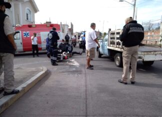 En desigual choque entre un auto y una moto, dejo un saldo de una mujer lesionada.