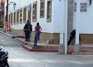 Dos hombres y una mujer fueron ejecutados a una calle de la presidencia municipal en Cotija Mich.