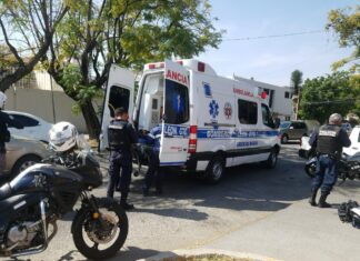 Moto patrullero choca con automóvil y resulta lesionado en León.