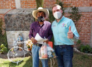 En gira de trabajo se entregó el cuadernillo y el poyo alimenticio a 126 adultos mayores, en Salvatierra.