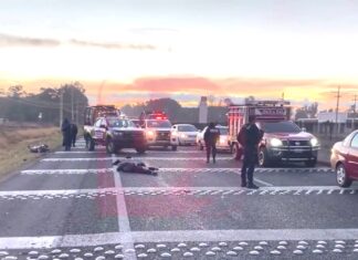 Una mujer que conducía una motocicleta murió arroyada por un tráiler en la carretera federal Salamanca-Celaya.