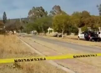 Ejecutan a pareja e incendian el vehículo en el que viajaban en Paseo El Alto.