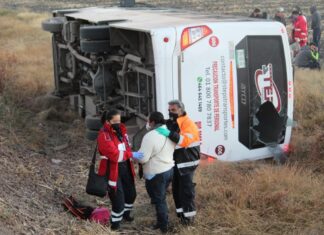 Se vuelva autobús con trabajadores, resultaron cinco lesionados, en la carretera Salamanca- Valle de Santiago.