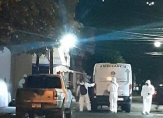 Balean a dos hombres abordo de un auto en Morelia, uno murió.