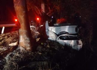 Dos hombres que viajaban en una camioneta chocaron con un objeto fijo y perdieron la vida.