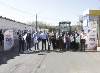 Autoridades municipales en Valle de Santiago arrancaron la pavimentación de la calle Libertad.