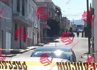 Motosicarios agreden a balazos a dos personas abordo de un auto, uno murió; en Yuriria.