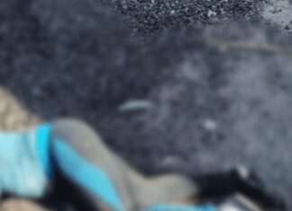 Sobre un montón de arena fue encontrado el cadáver baleado de una mujer, en Tarimbaro Mich.