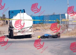 Muere motociclista después de impactarse contra una pipa en León.