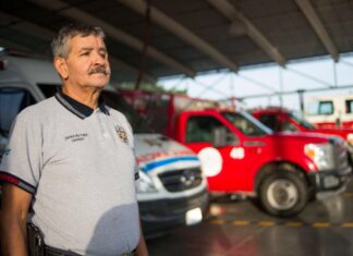 Javier Becerra, teniente del H. Cuerpo de Bomberos de León, fue despedido con honores por sus más de 43 años de servicio.