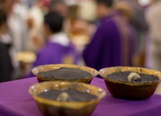 Regalarán ceniza en bolsitas y recipientes para evitar aglomeraciones en templos de León.
