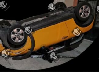 Conductora vuelca con el auto que conducía en Uríangato.