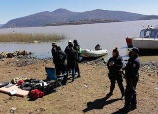 Pescadores y autoridades buscan a padre e hija que cayeron al lago de #Pátzcuaro