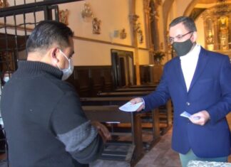 Comienzan a repartir ceniza en bolsitas para evitar aglomeraciones en templos.