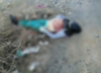 El cadáver encobijado de un hombre fue abandonado en un lote baldío.