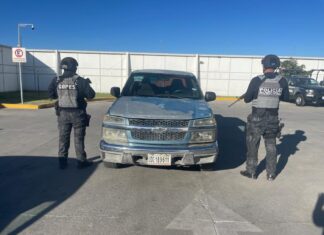 Policía de Celaya detiene a dos sujetos como presuntos responsables de robo.