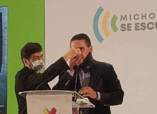 Silvano Aureoles sufre hemorragia nasal durante conferencia; sería secuela de COVID-19