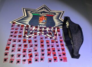 Policía de León detuvo a una pareja con más de 100 dosis de drogas.