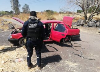 Policía municipal en Salamanca aseguran vehículo abandonado y desvalijado en el camino al CERESO municipal.