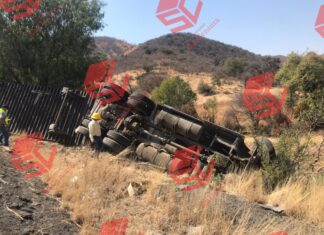 Trailero se vuelca con su pesada unidad en Silao- San Felipe; resultó ileso.