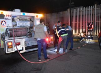 Protección civil y medio ambiente atienden reporte de humo en alcantarillas en San Juan de la Presa en Salamanca.