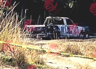 Localizan una camioneta completamente calcinada con dos cuerpos sin vida en su interior en Salvatierra.