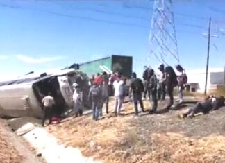 Un muerto y 32 heridos fue el saldo de una volcadura de un autobús en la carretera federal en Abasolo.